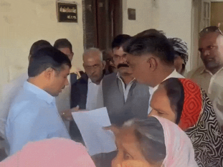 चार दिन पहले रहवासियों ने कलेक्टर कौशलेंद्र विक्रम सिंह से मुलाकात की थी।