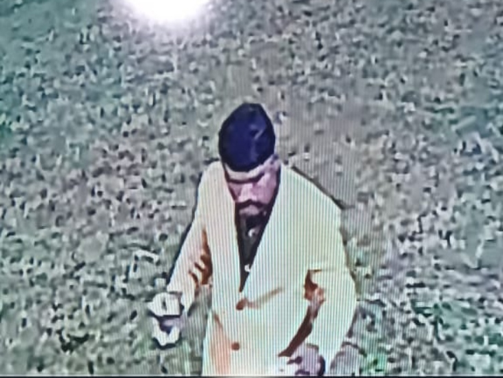 शादी समारोह में बैग चोरी का संदेही, सीसीटीवी कैमरे में हुआ कैद। - Dainik Bhaskar