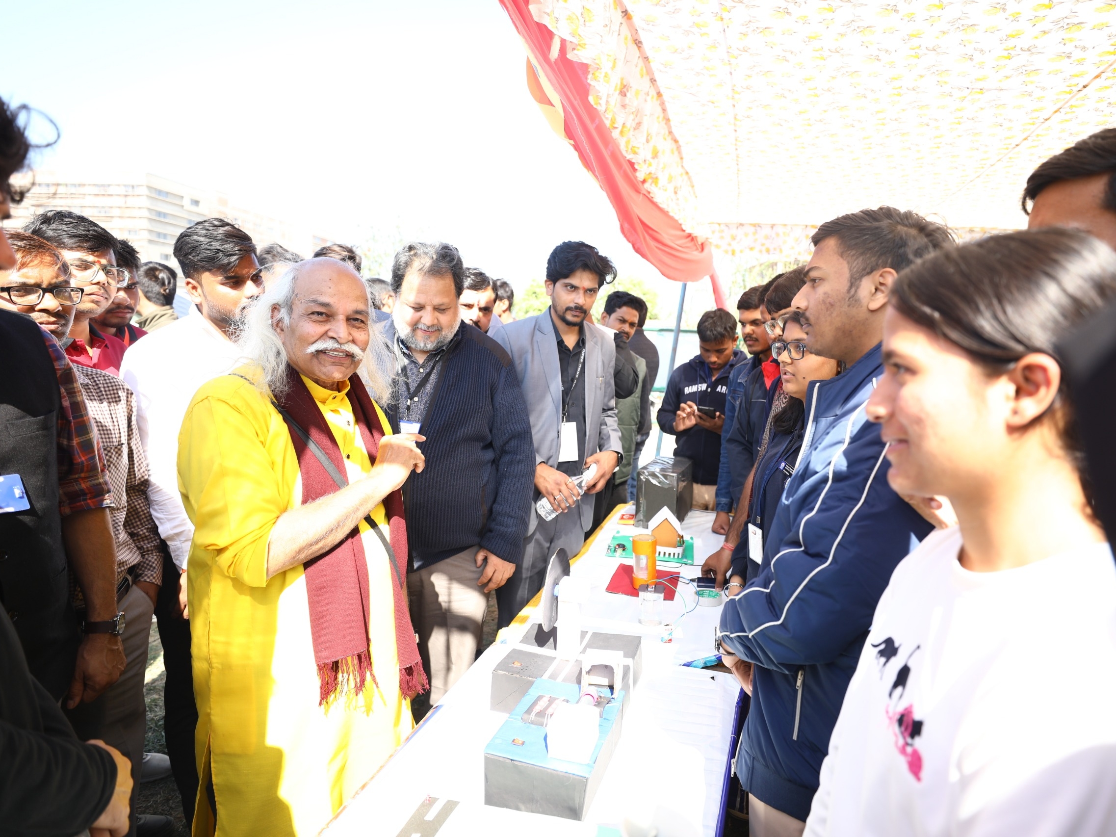 तीन दिवसीय वार्षिक सांस्कृतिक महोत्सव अनुभूति 2025 में मौजूद मुख्य अतिथि। - Dainik Bhaskar