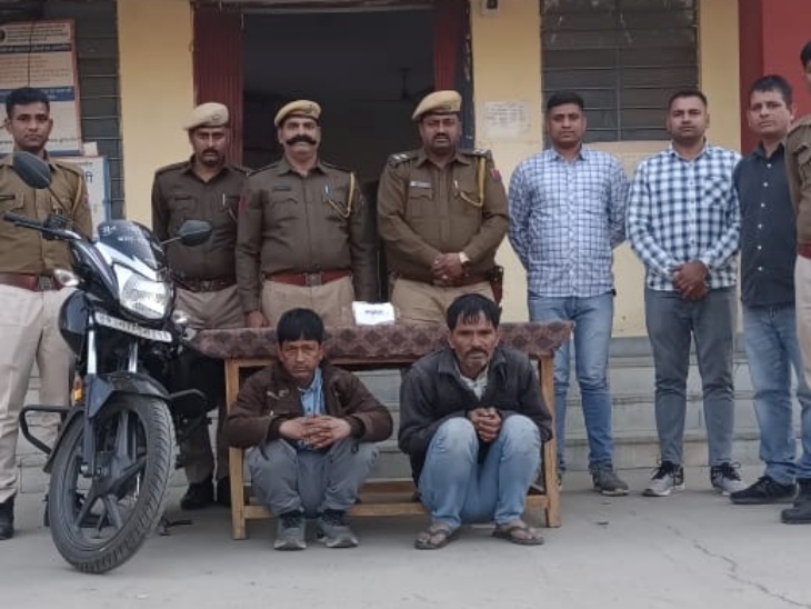 पुलिस ने चोरी के मुख्य आरोपी मुजीबुर रहमान उर्फ कालू भाई और चोरी का माल खरीदने वाले दिनेश सोनी को गिरफ्तार किया है। - Dainik Bhaskar