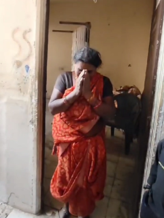 पक्का मकान पाकर खुश हुए लोग।