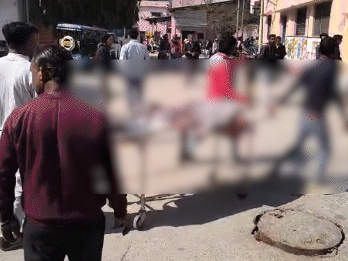 ਇਕ ਜ਼ਖਮੀ ਹਸਪਤਾਲ ਲਿਜਾਂ ਨਾਲ ਮਰ ਗਿਆ.