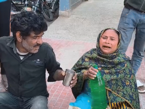 ਅਟਿਕ ਦੀ ਮਾਂ ਇਨਸੈਂਸਬਲ ਹੋ ਗਈ.