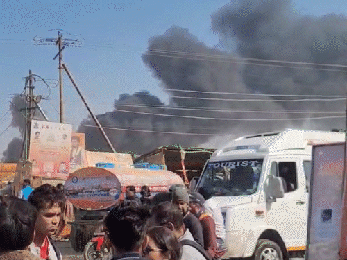 Mahakumbh Fire VIDEO | Prayagraj Kumbh Mela 2025 Fire Accident Photos  Update | महाकुंभ में फिर आग लगी, 22 पंडाल जले: भीड़ को हटाया, बैरिकेडिंग कर  40 मिनट में बुझाई; 20 दिन