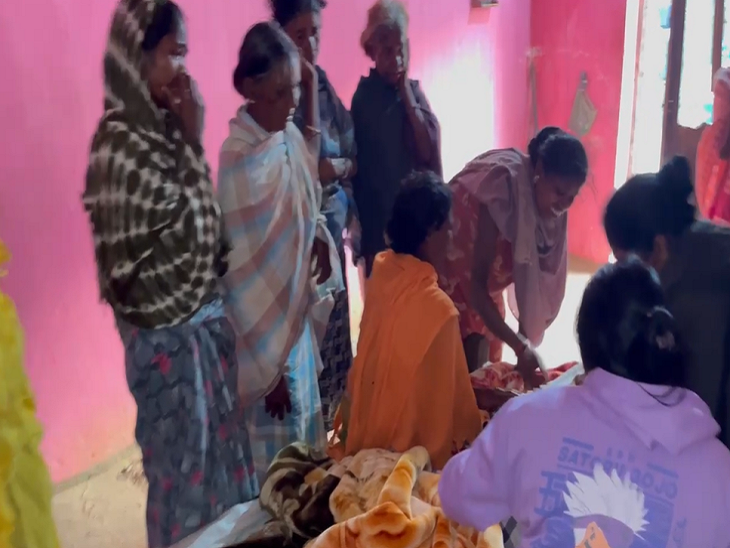 दंतेवाड़ा के घर में जोगा बारसे के शव के सामने बिलखते हुए परिजन।