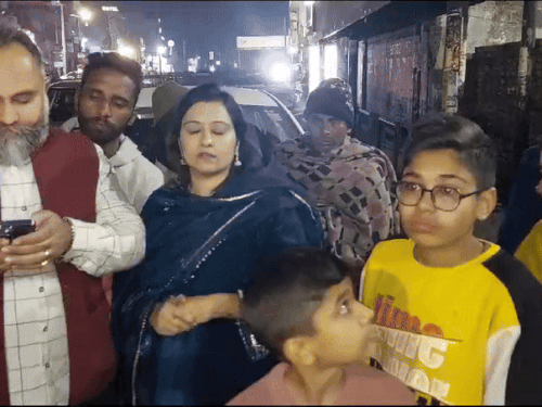 ਸਵਿਫਟ ਕਾਰ ਵਿਚ ਸਵਾਰ ਪਰਿਵਾਰ ਜਾਣਕਾਰੀ ਦੇਵੇਗਾ.