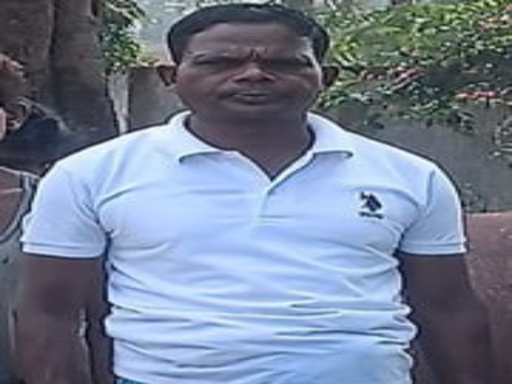 दंतेवाड़ा जिले के अरनपुर पंचायत से सरपंच प्रत्याशी जोगा बारसे की नक्सलियों ने हत्या कर दी है। गुरुवार देर रात घर में घुसकर परिवार वालों के सामने ही उनका गला रेता।