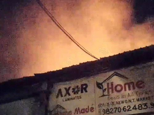 शुक्रवार तड़के जीएनटी मार्केट के दो गोदाम में आग लग गई।