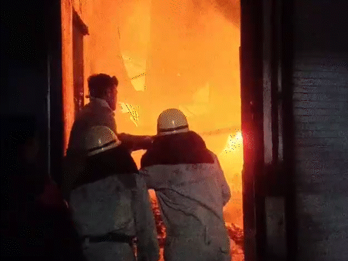 फायर ब्रिगेड के की पांच गाड़ियों ने 2 घंटे बाद आग पर काबू पाया।