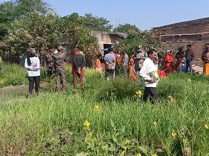 Vayta के rur घ kanaury जुटी लोगों की भीड़। भीड़। भीड़। भीड़।