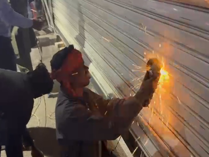 कल्याण ज्वेलर्स शोरूम का काटा गया शटर।