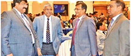 बाएं से दूसरे- एडीजी कल्याण अनिल कुमार, (दाएं ओर) आईजी भोपाल जोन अभय सिंह व अन्य वरिष्ठ अफसर।