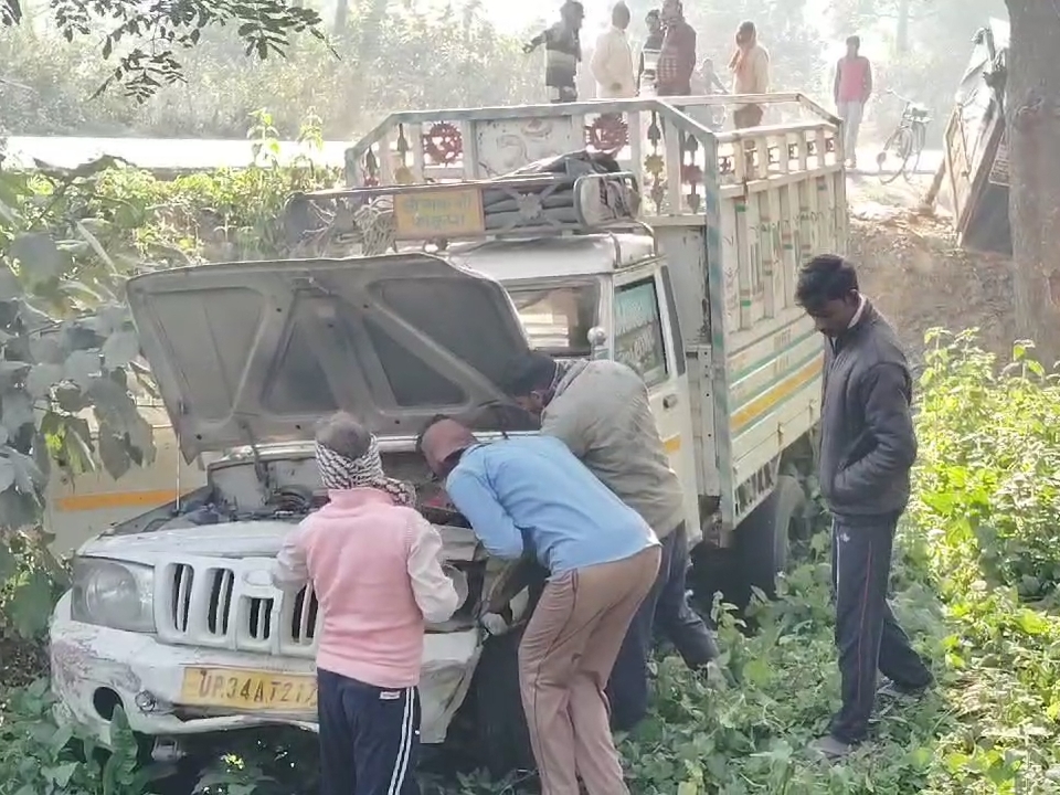 The van of the wedding party collided with a pickup in Sitapur