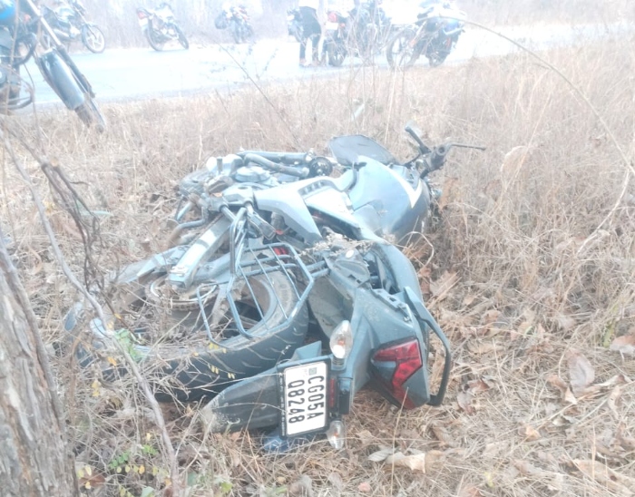 धमतरी में मेला से लौट रहे दो दोस्तों की मौत: अज्ञात वाहन ने बाइक को मारी टक्कर, हवा में उछलकर सड़क किनारे गिरे दोनों - Dhamtari News