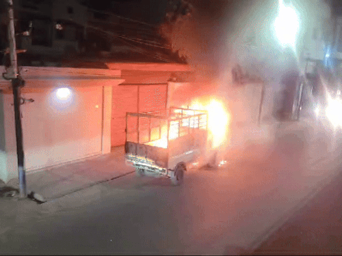 पिकअप गाड़ी को लगी आग का दृष्य। - Dainik Bhaskar