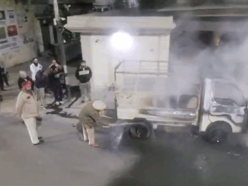 ਪਿਕਅਪ ਟਰੱਕ ਨੂੰ ਅੱਗ ਲੱਗ ਗਈ.