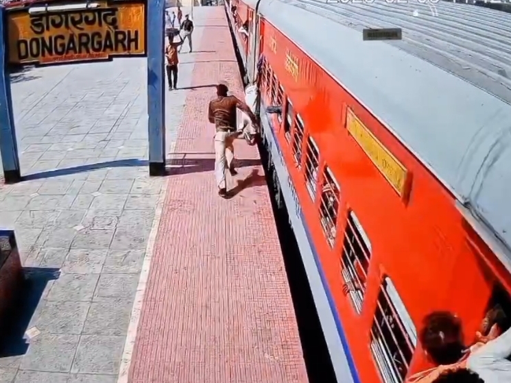 डोंगरगढ़ रेलवे स्टेशन पर आरपीएफ जवान प्रशांत दलाई ने एक बुजुर्ग यात्री की जान बचाई है।