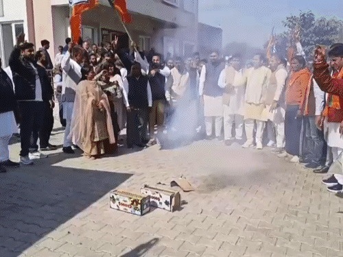 Delhi Election Haryana Punjab BJP Celebration Photos | Nayab Singh Saini Bhagwant Mann | दिल्ली में BJP सरकार, हरियाणा में जलेबियां बंटी: CM सैनी बोले- केजरीवाल ने हरियाणा की मिट्‌टी ...