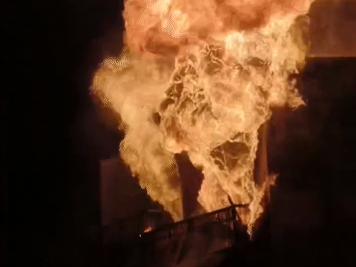 आग बुझाने के लिए फायर ब्रिगेड की टीम मौके पर पहुंची है।