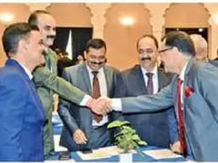 डीआईजी मिथिलेश शुक्ला से हाथ मिलाते डीआईजी डॉ. आशीष व साथ में खड़े हैं आईजी ग्वालियर अरविंद सक्सेना व अन्य वरिष्ठ अधिकारी।