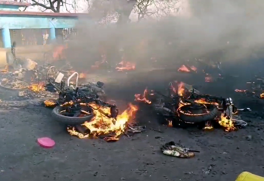 आकthurोशित लोगों ने कैंप के के के के कुछ कुछ कुछ कुछ कुछ कुछ कुछ कुछ कुछ कुछ