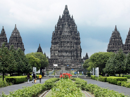 जावा में स्थित विशाल प्रम्बनन मंदिर परिसर। इसका निर्माण 850 में हुआ माना जाता है। आज यह यूनेस्को का विश्व धरोहर स्थल है। - Dainik Bhaskar