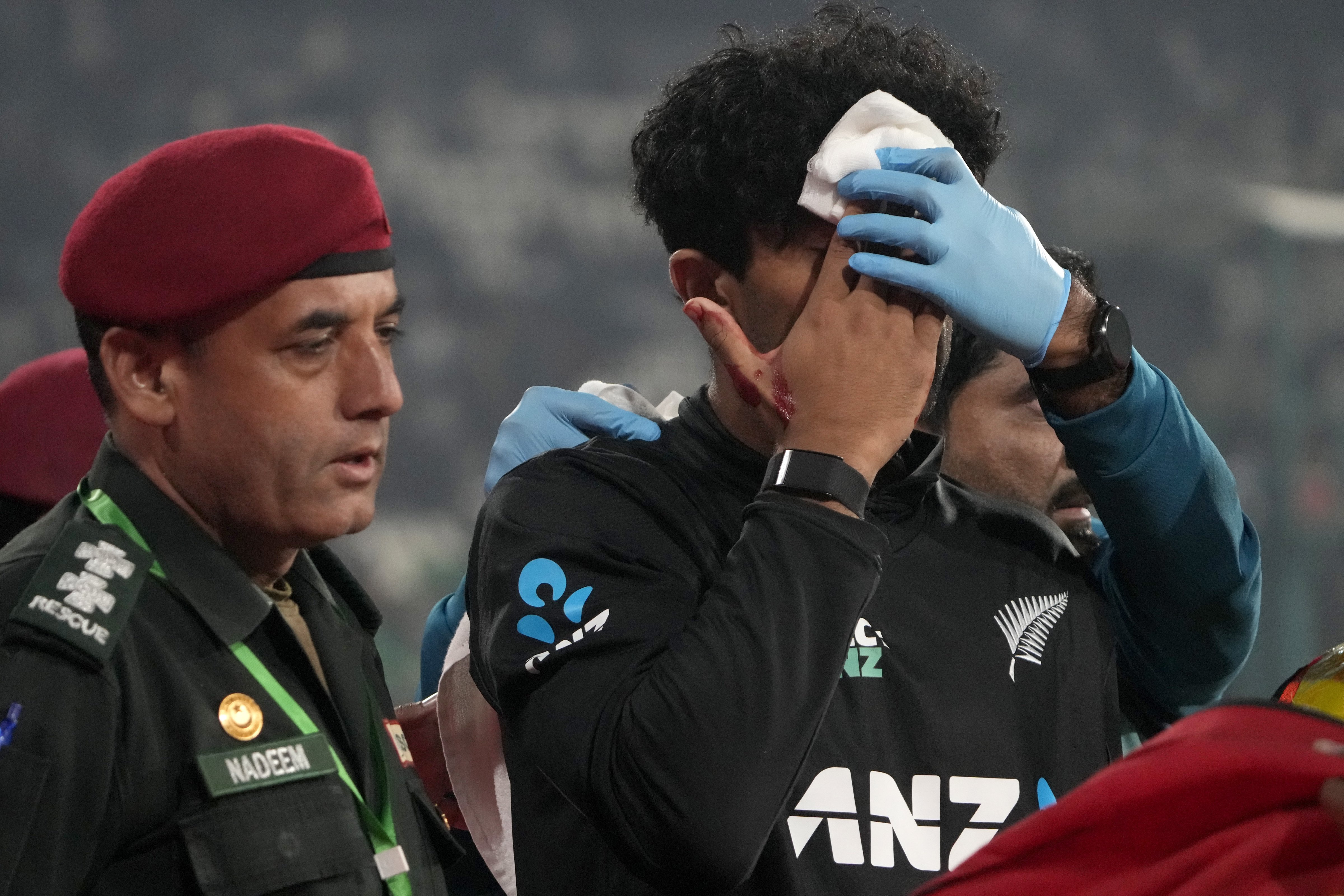 রাচিন রবীন্দ্রের মাথা থেকে রক্তপাত শুরু করেছিলেন, তারপরে তাকে স্টেডিয়াম থেকে বাইরে নিয়ে যাওয়া হয়েছিল।