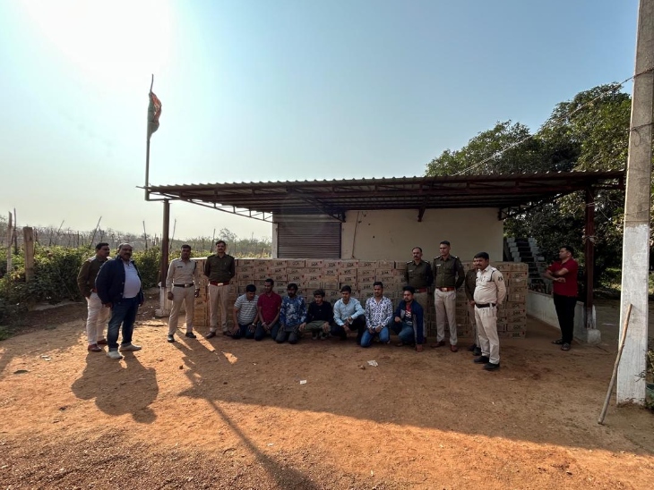 दुर्ग जिले में ब्लॉक कांग्रेस कमेटी के अध्यक्ष महेंद्र वर्मा के यहां अवैध शराब पकड़ाई।