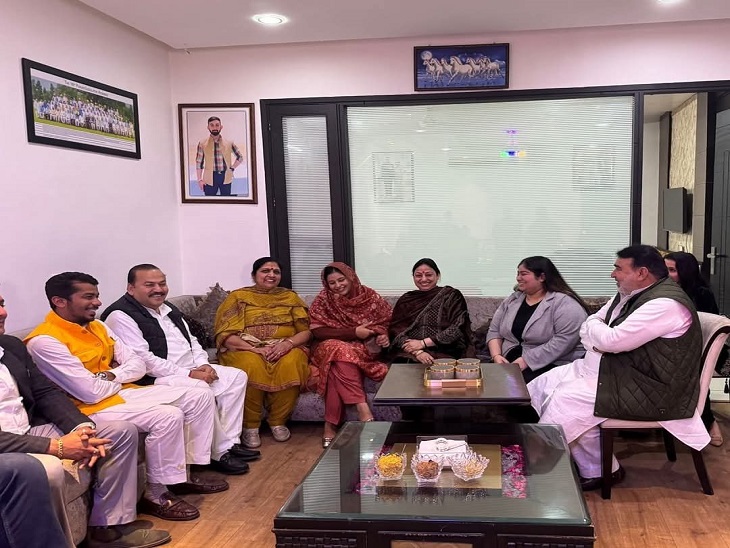 ਡਾ. ਗੁਰਪ੍ਰੀਤ ਕੌਰ, ਮੁੱਖ ਮੰਤਰੀ ਭਗਵੰਤ ਸਿੰਘ ਮਾਨ ਦੀ ਪਤਨੀ ਪੈਰਾਸ਼ਰ ਪਰਿਵਾਰ ਨਾਲ ਮੁਲਾਕਾਤ.