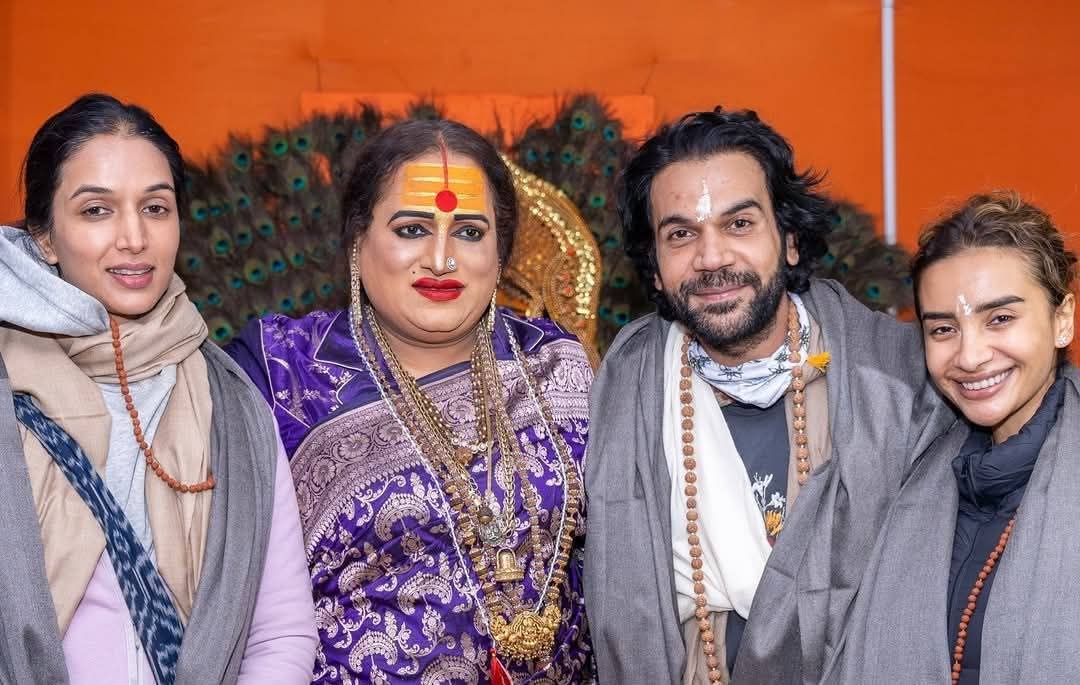 महामंडलेश्वर लक्ष्मी नारायण त्रिपाठी से मिलने पहुंचे बॉलीवुड एक्टर राजकुमार राव।