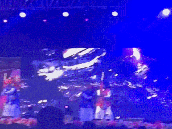 कार्यक्रम में आईपीएस अफसर आदिवासी वेशभूषा में नजर आए।