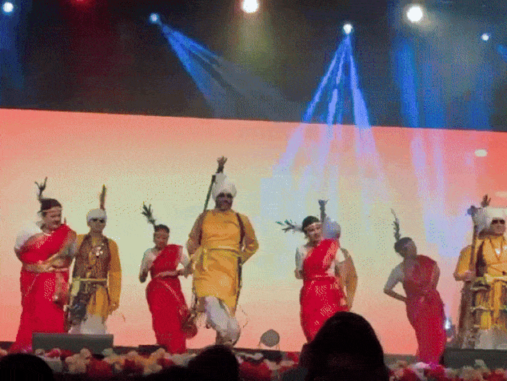 कार्यक्रम के दौरान आईपीएस अफसरों ने आदिवासी गीतों पर नृत्य किया।