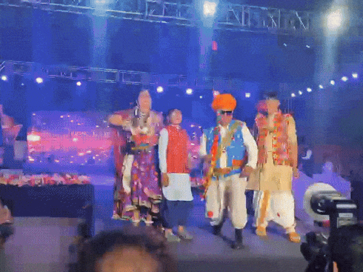 आईपीएस अमित सिंह ने परिवार के साथ हाथ में तीर कमान लेकर फैशन शो में हिस्सा लिया।