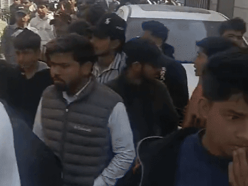 ਖੇਤਰ ਦੇ ਲੋਕ ਘਰ ਦੇ ਬਾਹਰ ਪਹੁੰਚ ਗਏ