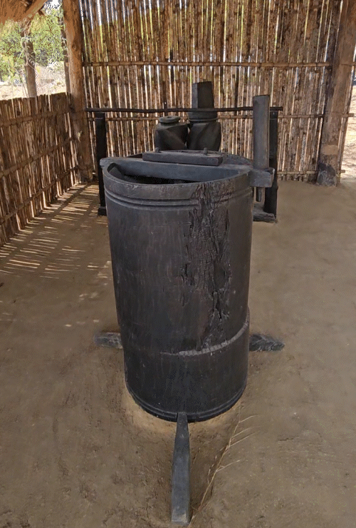 ਮਨੁੱਖੀ ਅਜਾਇਬ ਘਰ ਦੀ 200 ਸਾਲ ਦੀ ਬਰਤੀਨਕੇਨ ਸਪਿਨਿੰਗ ਅਤੇ ਤੇਲ ਐਬਸਟਰੈਕਟ ਵੀ ਹੈ.