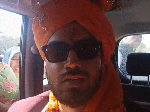 ਲਾੜੇ ਹੂਨਸ਼ੂ ਪੇਸ਼ੇ ਦੁਆਰਾ ਇੱਕ ਇੰਜੀਨੀਅਰ ਹੈ. ਉਸ ਦਾ ਪਿਤਾ ਜ਼ਿਮੀਂਦਾਰ ਹੈ.