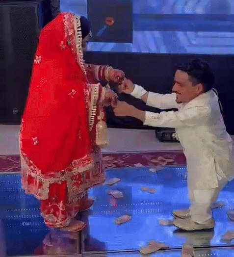 ਵਿਆਹ ਤੋਂ ਬਾਅਦ ਪੌਲਾ ਅਤੇ ਸੁਪਰੀਟ ਕੌਰ ਨੱਚ ਰਹੇ ਹਨ.