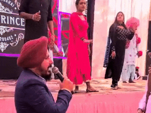 ਪ੍ਰਬੰਧਕ ਨੇ ਪੰਜਾਬ ਵਿਚ ਇਕ ਵਿਆਹ ਦੌਰਾਨ ਕਿਸਾਨੀ ਵਿਧੀ ਅਤੇ ਸ਼ੰਭੂ ਸਰਹੱਦ ਦਾ ਸੰਦੇਸ਼ ਦਿੱਤਾ.