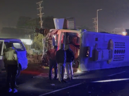 रमाशिव ट्रेवल्स की बस नंबर MP41 ZF 8568 उज्जैन से वाराणसी जा रही थी।