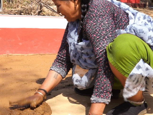 ਮਨੁੱਖੀ ਅਜਾਇਬ ਘਰ ਦੀਆਂ ਕਲਾਕ੍ਰਿਤੀਆਂ ਨੂੰ ਸਜਾਇਆ ਜਾ ਰਿਹਾ ਹੈ.