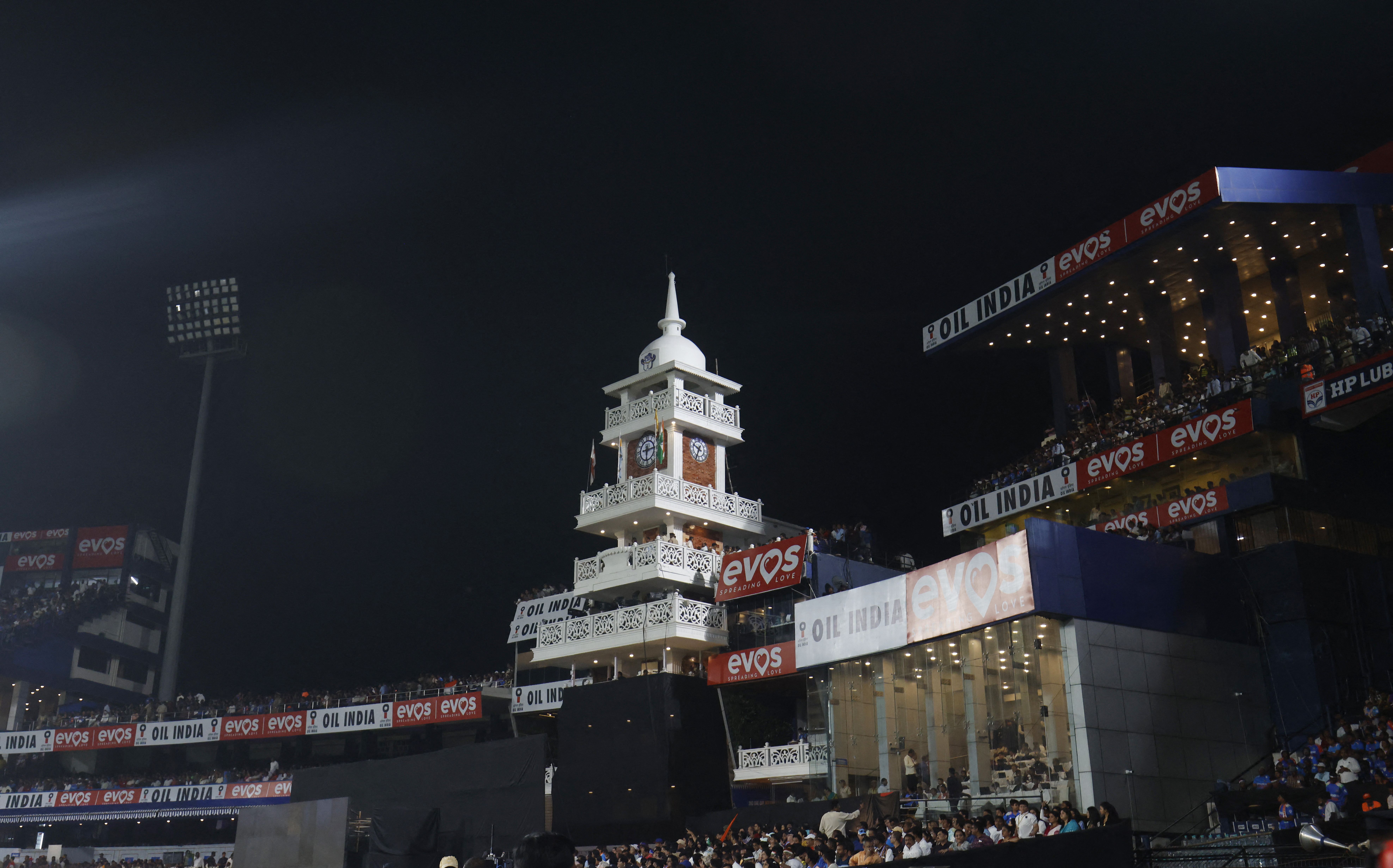 बाराबाती स्टेडियम की एक फ्लडलाइट बंद हो जाने के कारण खेल 30 मिनट तक रुका रहा।