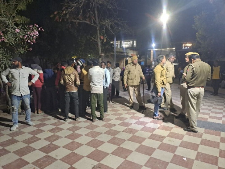 पाली के बांगड़ हॉस्पिटल के ट्रोमा वार्ड के बाहर जमा मृतक के परिजन।