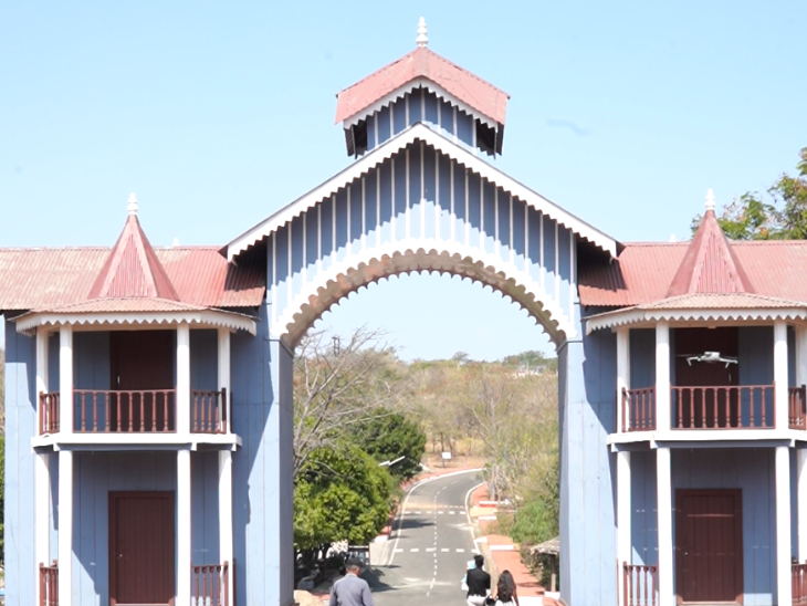 ਮਨੁੱਖੀ ਅਜਾਇਬ ਘਰ ਦੇ ਅੰਦਰੂਨੀ ਫਾਟਕ ਵੀ ਸਜਾਇਆ ਜਾਂਦਾ ਹੈ.