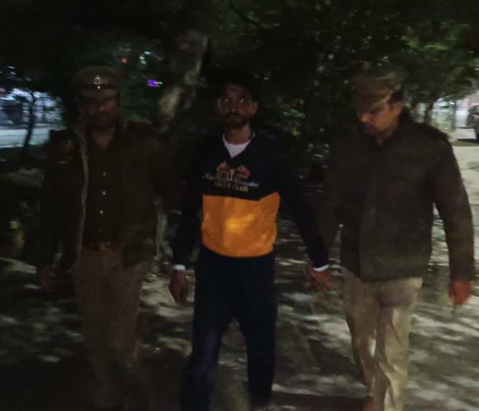 Ghaziabad News : गर्लफ्रेंड के शौक पूरे करने के लिए बना लूटेरा, मुठभेड़ में पुलिस ने किया गिरफ्तार 2 रात में लुटेरे को ले जाते हुए पुलिस।