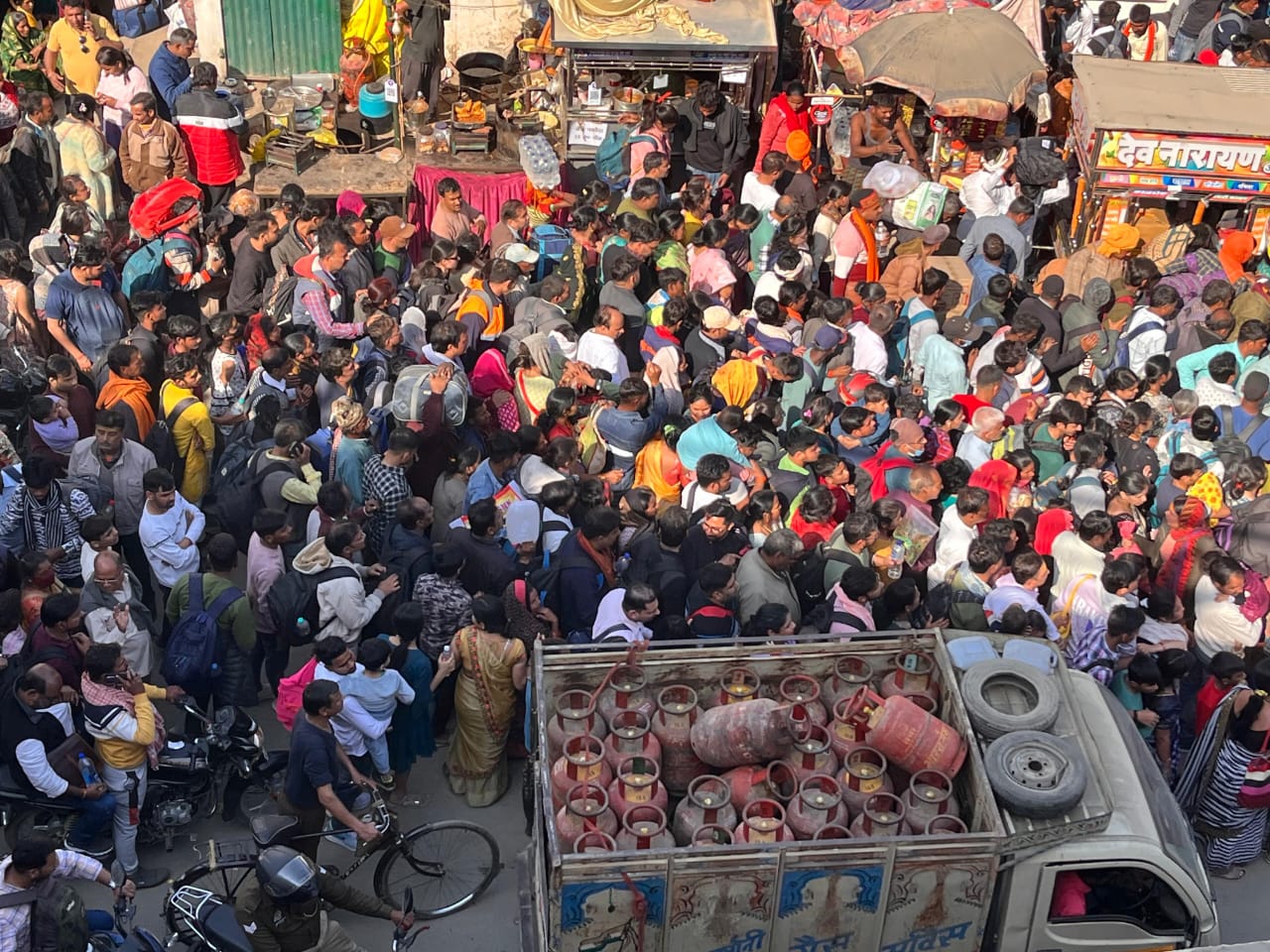 इस तस्वीर में लोगों की भीड़ को देखा जा सकता है।