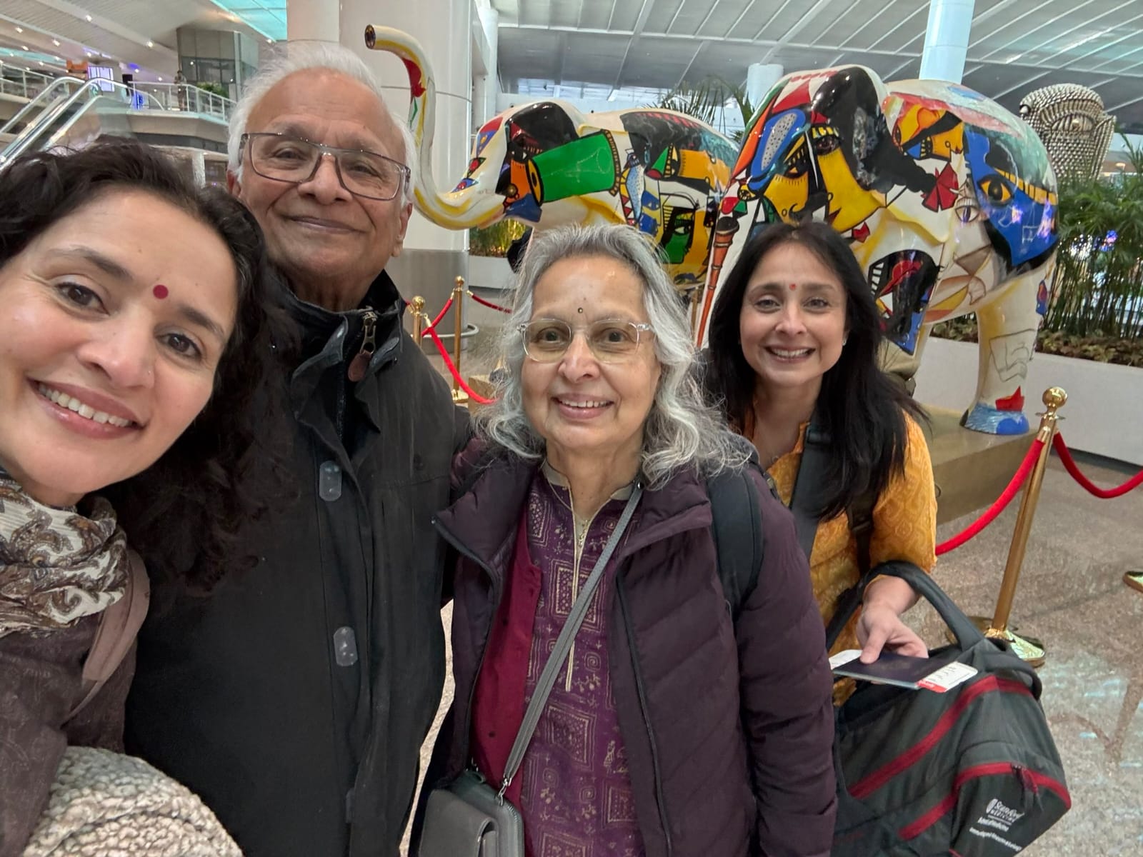 दोनों बहनें कैलिफोर्निया से प्रयागराज पहुंचीं। पिता को संगम में स्नान कराया।