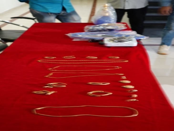 आरोपियों से जब्त किए गए गहने।