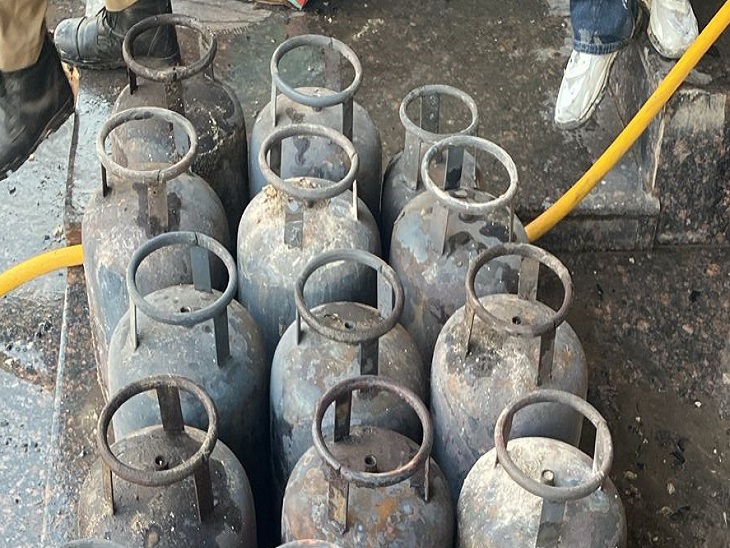 ਸਿਲੰਡਰ ਸਟੋਰ ਦੇ ਅੰਦਰ ਰੱਖੇ ਗਏ ਸਨ.