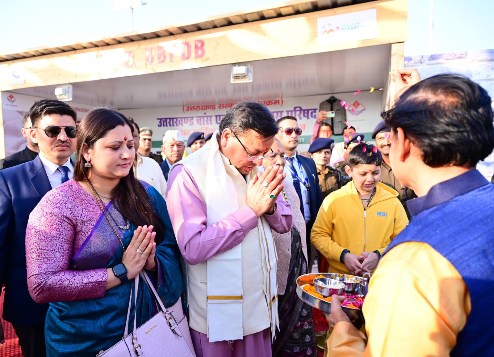 उत्तराखंड के CM पुष्कर सिंह धामी पत्नी के साथ महाकुंभ पहुंचे।