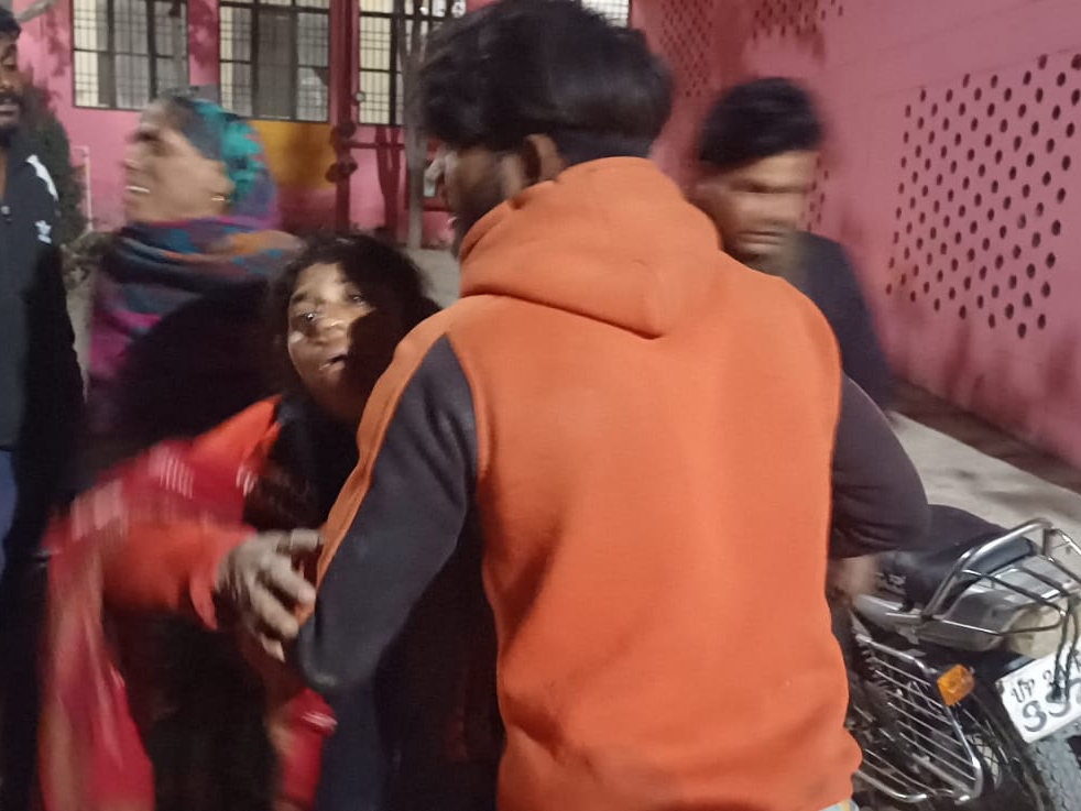 सड़क हादसे में मौत के बाद रोते-बिलखते परिजन।